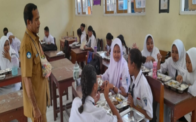 Siswa SMPN 9 Jayapura Menikmati Makan Bergizi Gratis
